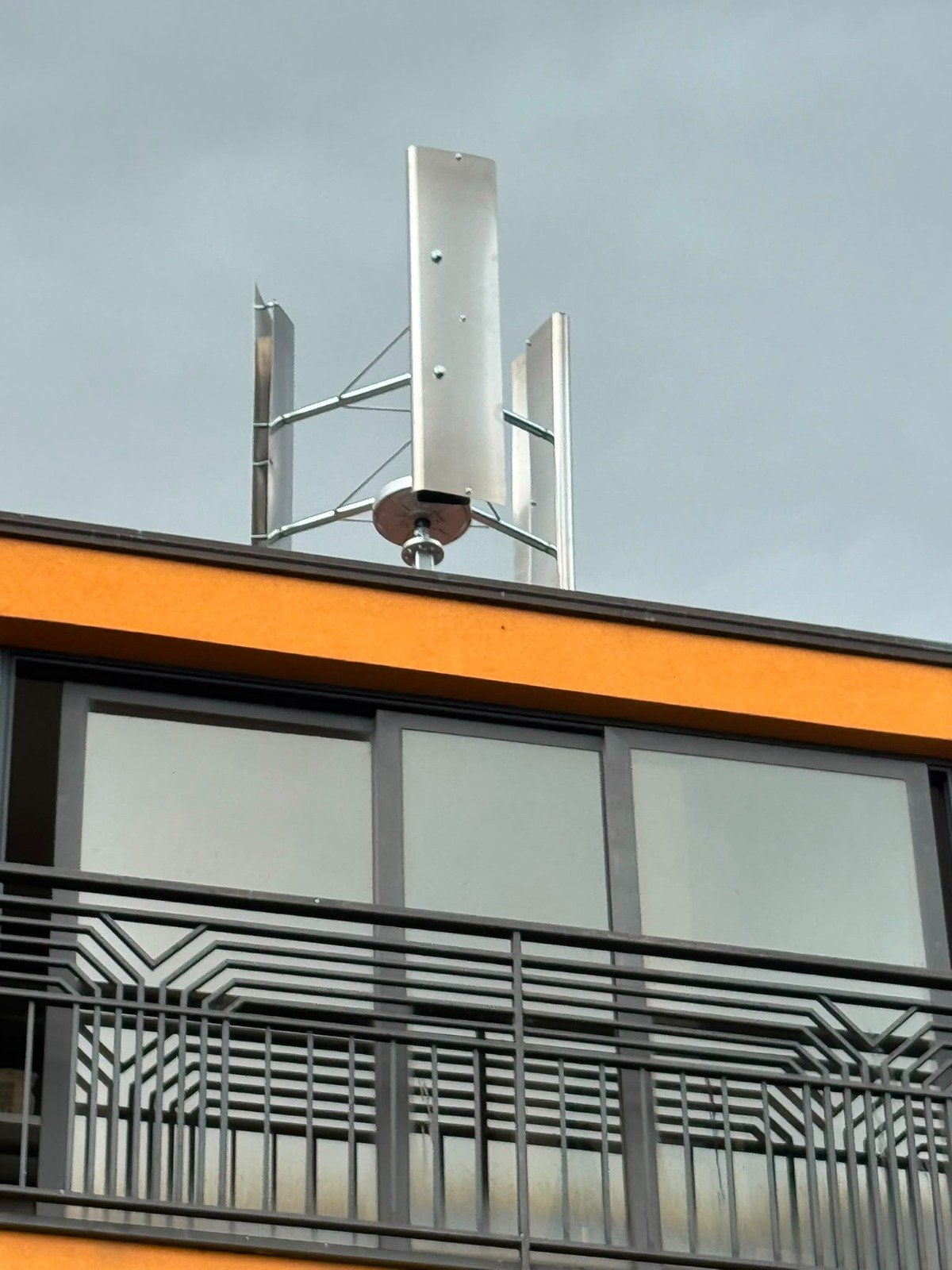 Turbina micro eolica ad asse verticale su terrazza